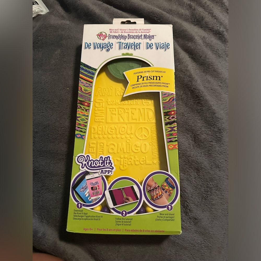 Friendship bracelet maker